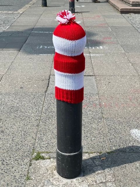 Pollermützen für mehr Sicherheit auf Berlins Gehwegen vor dem Rathaus Schöneberg (Bild: BA TS)