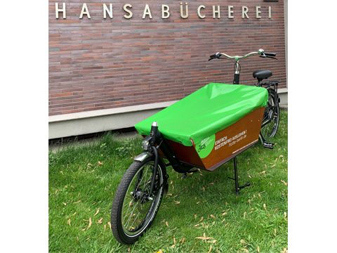 Lastenrad zum Ausleihen vor der Hansabibliothek