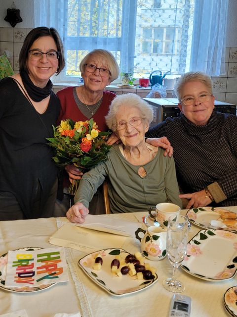 Das Bezirksamt gratuliert Lieselotte Albrecht (Bild: BA Rdf)