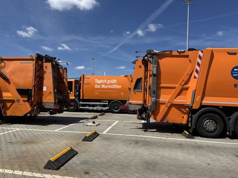 Müllfahrzeuge auf dem BSR-Hof Gradestraße