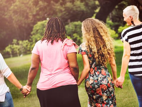 Frauen gehen durch den Park