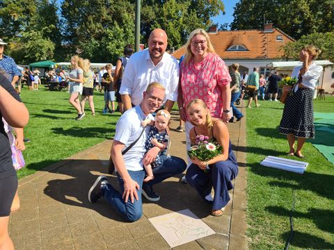 Bezirksbürgermeister Frank Bewig und Sportstadträtin Dr. Carola Brückner und Ehepaar Schmiel (Bild: Bezirksamt Spandau)