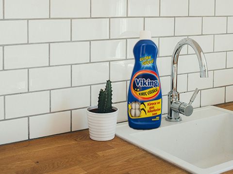 Spülbecken mit dem Reinigungsmittel Viking Kireç Çözücü