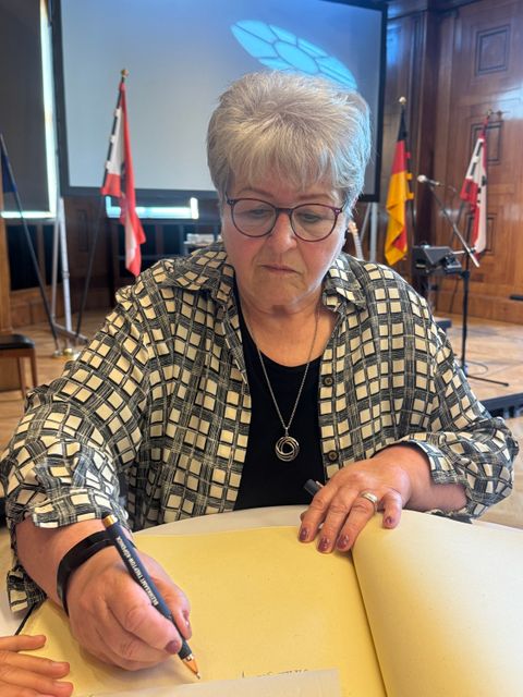 Monika Hemmer trägt sich ins Goldene Buch ein