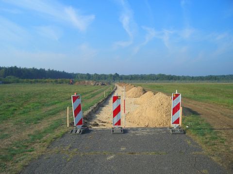 Entsiegelung eines Betriebswegs auf dem ehemaligen Flugfeld Tegel