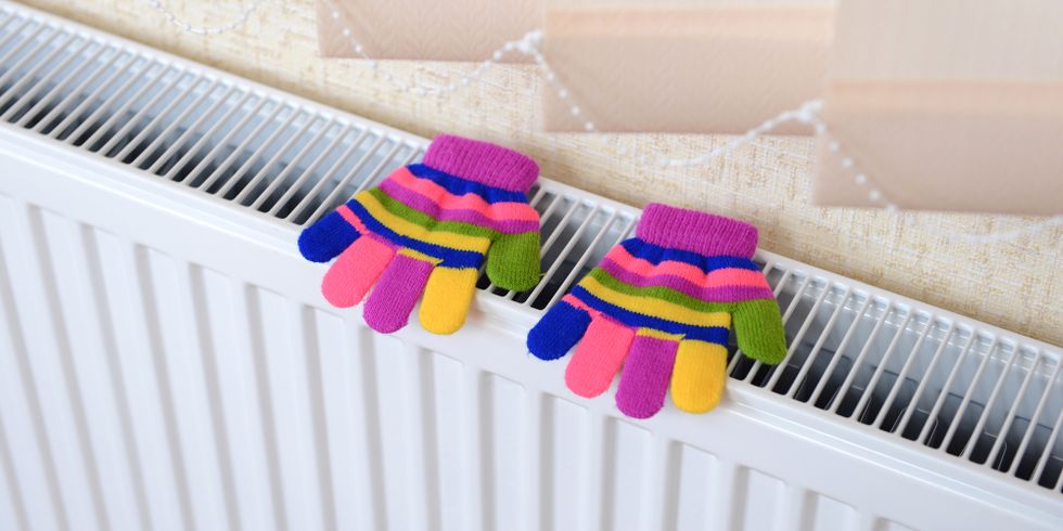 Gestrickte Handschuhe trocknen am Heizkörper