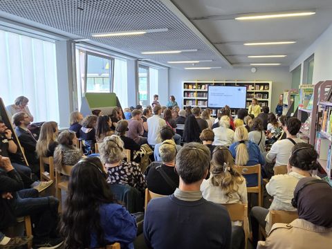 Leiterin Ranija Hemieda erläutert die Rolle der Bibliothek im Kiez