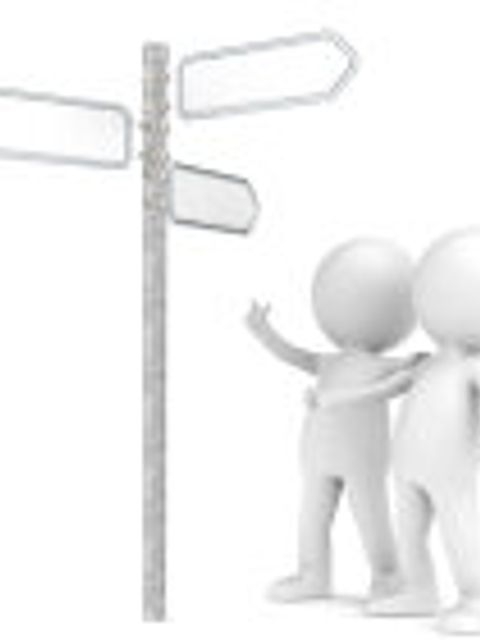 Zwei Personen schauen auf einen Wegweiser