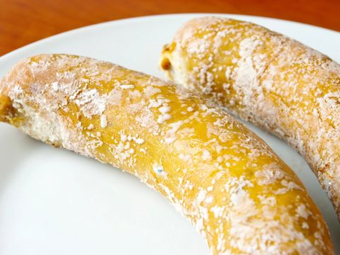 Alte ungenießbare Wurst mit weißem Schimmel