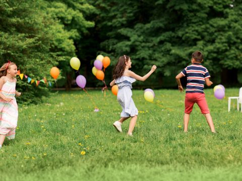 Spielende Kinder auf einer mit Wiese