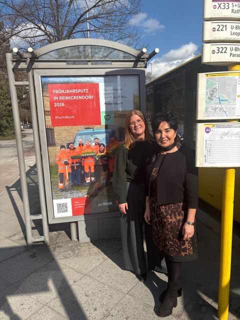 Bezirksbürgermeisterin Emine Demirbüken-Wegner und Wall-Regionalleiterin Harriet Vahldieck freuen sich über den gemeinsamen Start der Plakataktion zum Frühjahrsputz 2026 an der Bushaltestelle Rathaus Reinickendorf (Bild: BA Reinickendorf)
