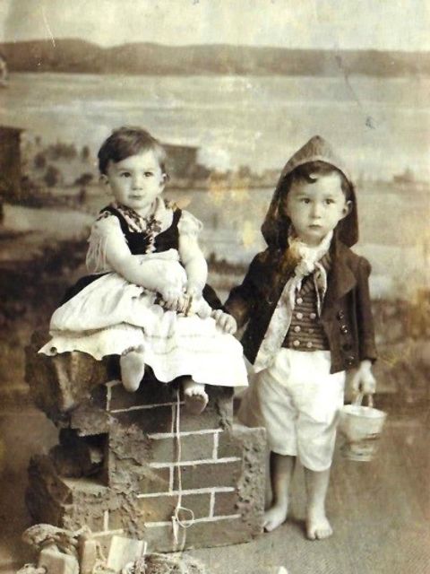 1907 Brigitte (1½) und Hans (2 ½) in den Ferien in Göhren auf Rügen.