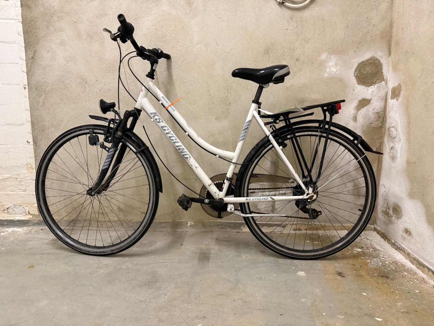 Weißes Damenfahrrad