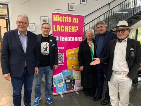 Bezirksstadtrat Harald Muschner, Cartoonist Axel Hörnig, BVV-Mitglied Norbert Raeder, BVV-Vorsteherin Kerstin Köppen und Autor und Cartoonist Lo Graf von Blickensdorf (v.l.n.r.) (Bild: BA Rdf)
