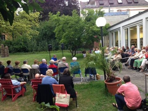 Gottfried-Benn-Bibliothek Lesung im Garten
