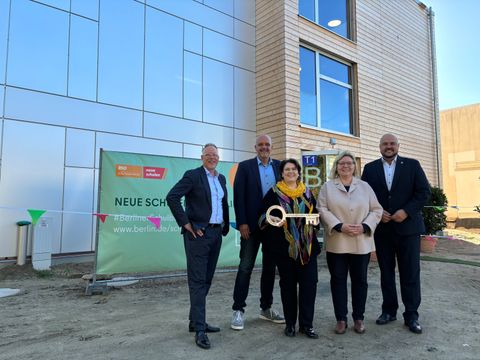 Mario Bade, Leiter der Abteilung Schulentwicklungsplanung und Schulinfrastruktur im Land Berlin (Senatsbildungsverwaltung), Staatssekretär Stephan Machulik, Schulleiterin Gabi Dietrich, Bezirksstadträtin Dr. Carola Brückner und Bezirksbürgermeister Frank Bewig. (Bild: BA Spandau)
