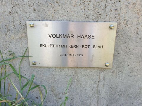 Die Inschriftentafel befindet sich am Sockel der Skulptur.