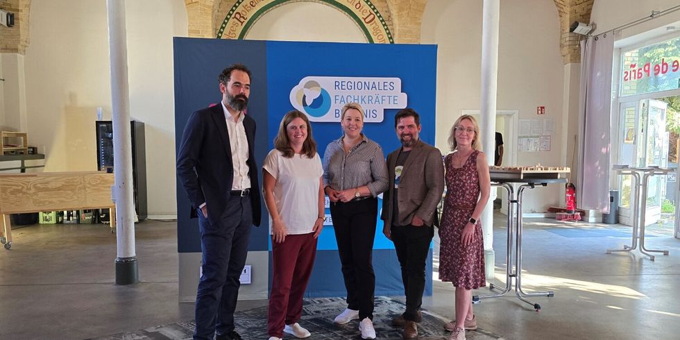 Gruppenfoto zum Ende des Rundgangs mit (v.li.n.re.) Nick Haseloff, Geschäftsführer Tisch Gerüstbau, Bezirksbürgermeisterin Clara Herrmann, Wirtschaftssenatorin Fransika Giffey, Martin Knauft, FKU und Evelyn Schulz, bezirkliche Wirtschaftsförderung