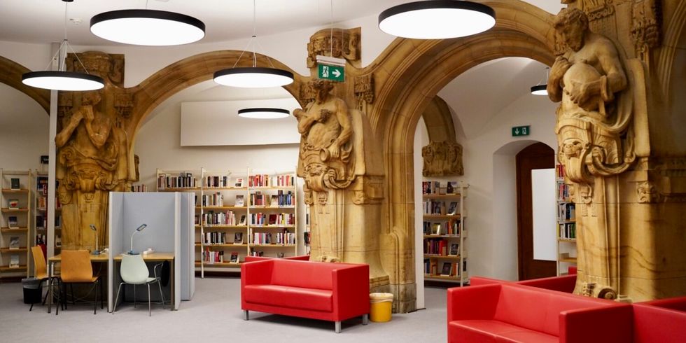 Heinrich-Schulz-Bibliothek, Säulensaal mit roten Sofas