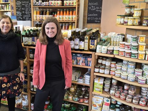 Britta Mielenz vom Kollektiv "Kraut & Rüben" und Bezirksbürgermeisterin Clara Herrmann im Kiezladen
