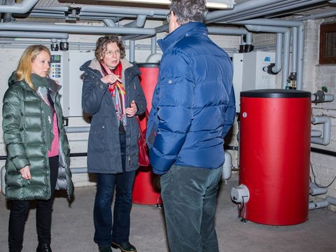 Links im Bild Sandra Holborn (Regionalbereichsleitung Vonovia) sowie Stadträtin Korinna Stephan und Stefan Ritter (Leitung Energie Vonovia). (Bild: vonovia/Offenblende)