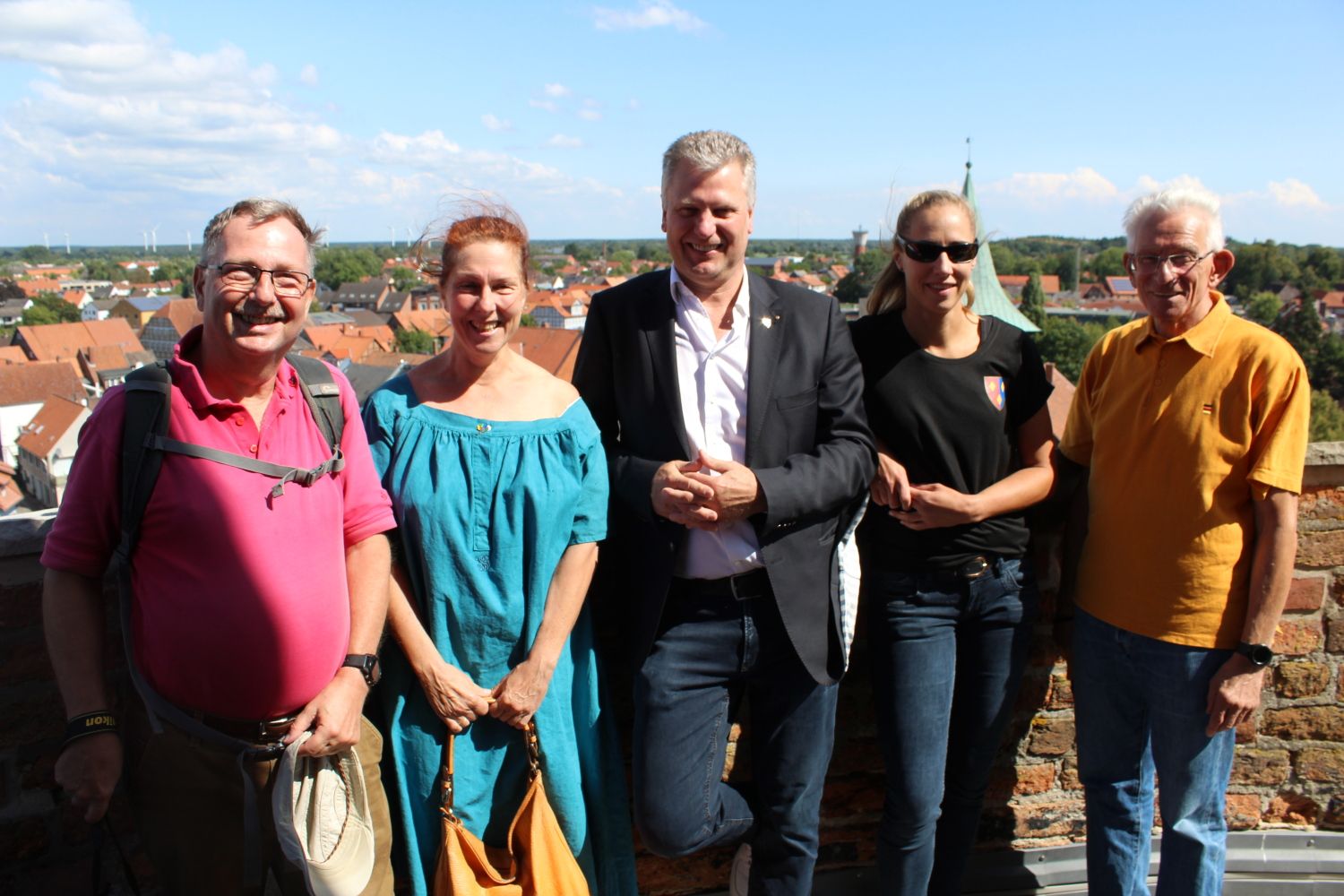Delegation aus Steglitz-Zehlendorf wird durch Lüchows Bürgermeister Torsten Petersen (Mitte) durch die Ausstellung im Amtsturm geführt: links der ehem. BVV-Verordnete Rolf Breidenbach und Gattin, ganz rechts Altbezirksbürgermeister Norbert Kopp, links daneben Lüchows Partnerschaftsbeauftragte Franziska Erstling