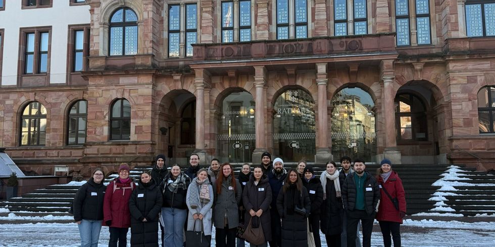 Nachwuchskräfte vor dem Rathaus