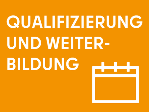 Orange Kachel mit der Aufschrift "Qualifizierung"