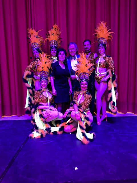 Bühnenjubilar Bert Beel mit Bezirksbürgermeisterin Emine Demirbüken-Wegner und den Energy Dancers. (Bild: BA Reinickendorf)