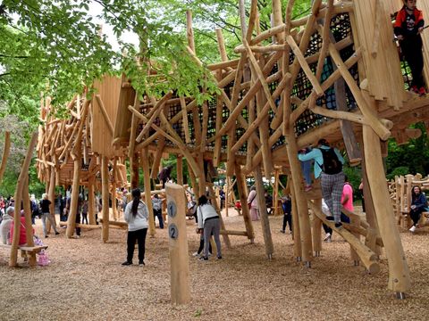 Spielplatz am Sollmannweg - Kletterlandschaft aus Robinienholz