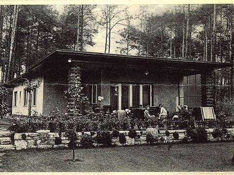Haus der Familie Becker in Groß Glienicke, Marian Becker mit einer Freundin auf der Terrasse, 1936 (Bild: Aus dem Besitz der Familie Becker)