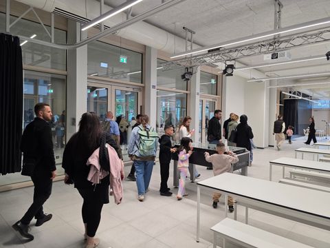 Besichtigung der 32. Schule (Grundschule)