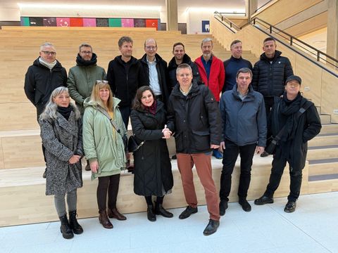 Bezirksstadträtin Eva Majewski und Bezirksstadtrat Tobias Dollase (mittig) mit Mitarbeitenden der Serviceeinheit Facility Management und dem Schul- und Sportamt sowie Vertretenden der Gustav-Heinemann-Oberschule