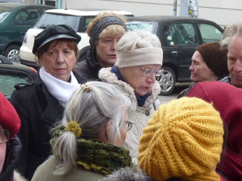 An der Gedenktafel für Annedore Leber, 9.3.2013, Foto: KHMM