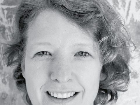 Das Foto in schwarz-weiß zeigt die Autorin Franziska Jay von Seldeneck frontal und lächelnd.