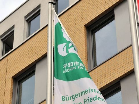 Bürgermeister für den Frieden 2020 - Fahne auf dem Alice-Salomon-Platz gehisst