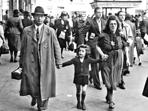 Straßenszene in Berlin um 1940