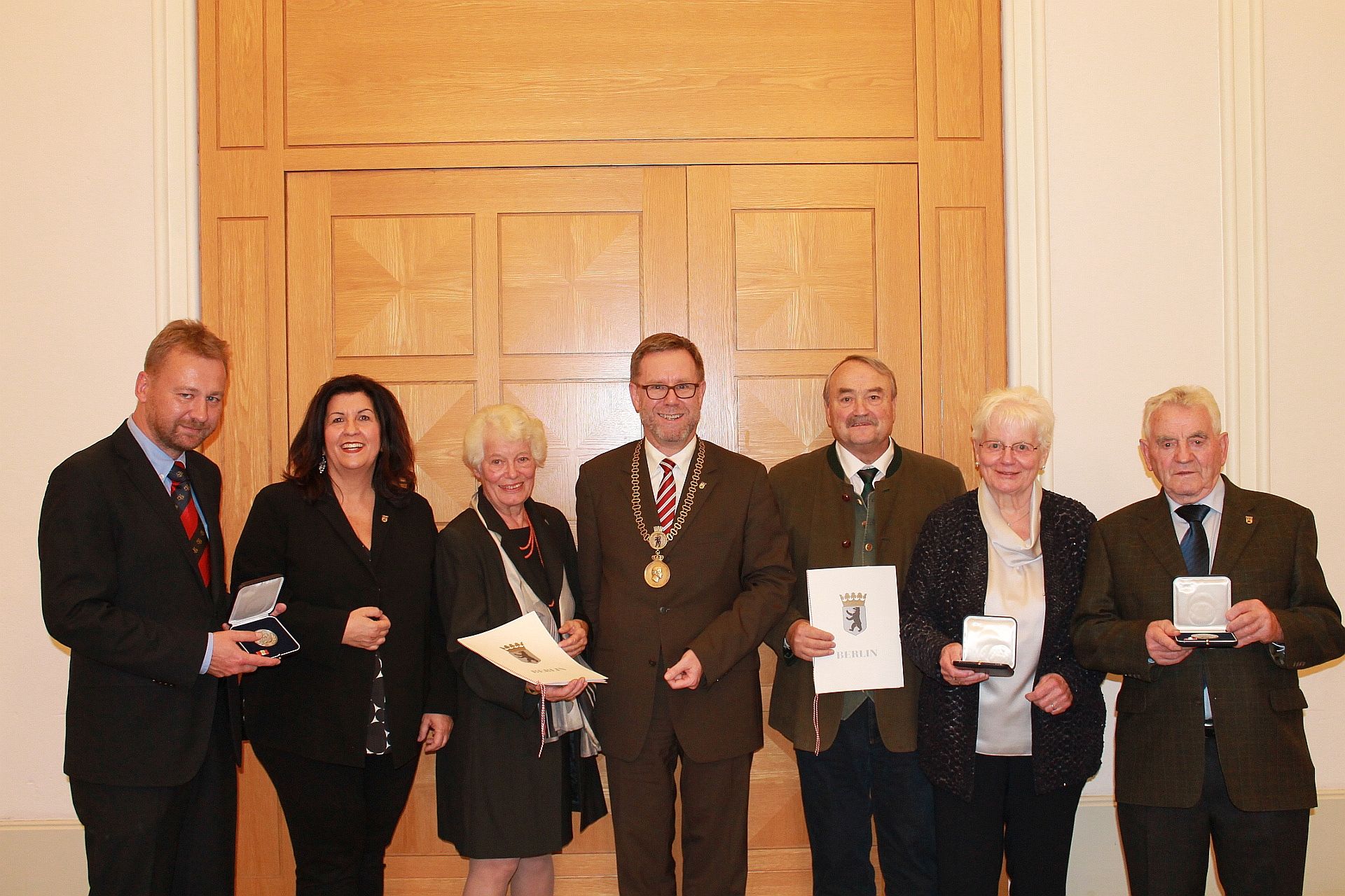 Bürgermedaille Träger/in 2016: v.l. Dirk Janson, Judith Stückler, Christa Schwencke, Reinhard Naumann, Thomas Stolpe, Anna Moldrzyk und Ernst Willershausen
