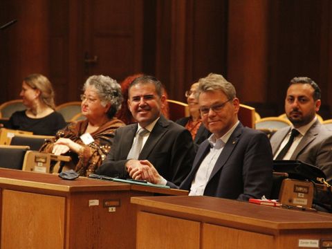 Händedruck der Bezirksbürgermeister Tuncer und Oltmann