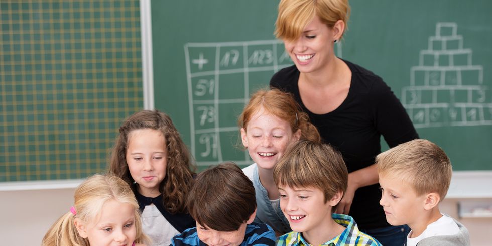 Lehrerin mit Schülern