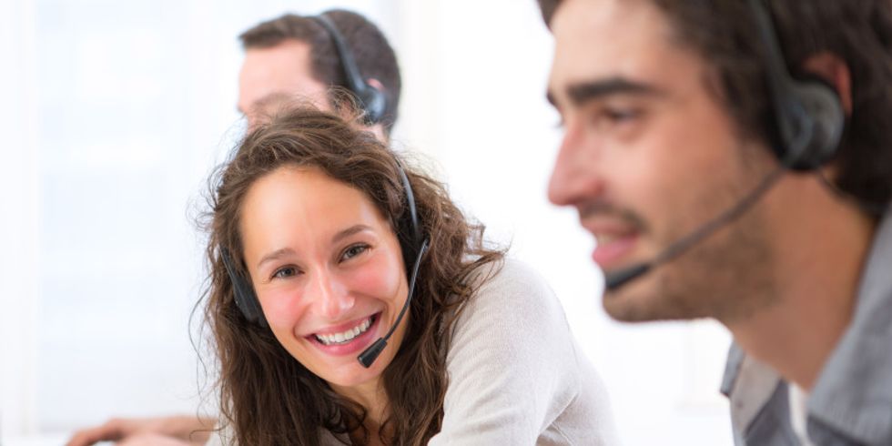 Junge Frau im Callcenter