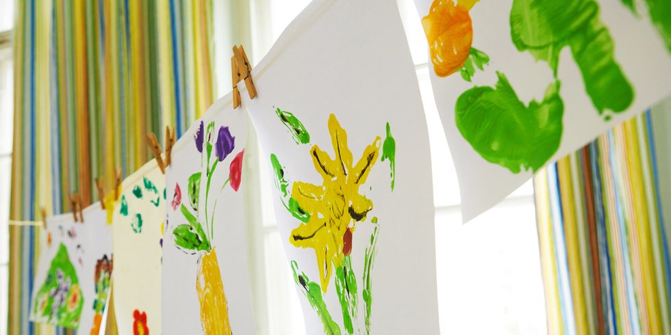 Gemalte Bilder in der Schule