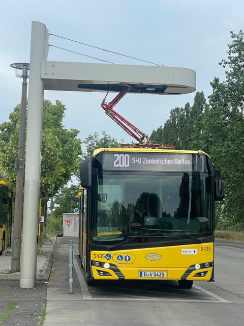 Aufladen per Knopfdruck aus dem Businneren. (Bild: BA Reinickendorf)