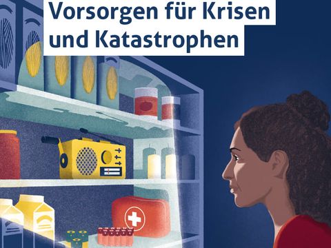 Eine Frau steht vor einem Regal mit wichtigen Gegenständen für die private Notfallvorsorge