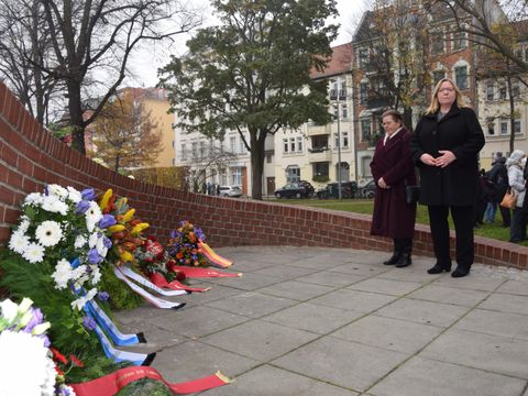 Gedenkstunde Pogrom Spandau 2021 / Ina Bittroff, Vorsteherin der Bezirksverordnetenversammlung / Dr. Carola Brückner, Bezirksbürgermesiterin in Spandau