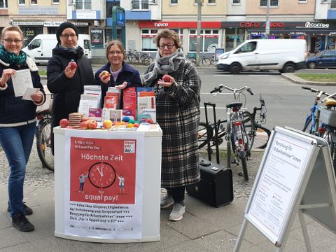 Mitarbeiter*innen des Bezirksamtes Friedrichshain-Kreuzberg und der Jobcenter Friedrichshain-Kreuzberg und Lichtenberg an einem Infostand zum Equal Pay Day