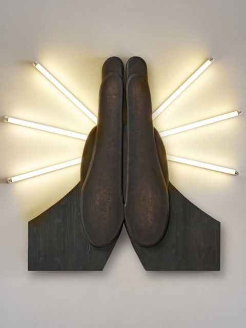 Kunstwerk HIGH FIVE, 2015 aus Holz, Neonröhren