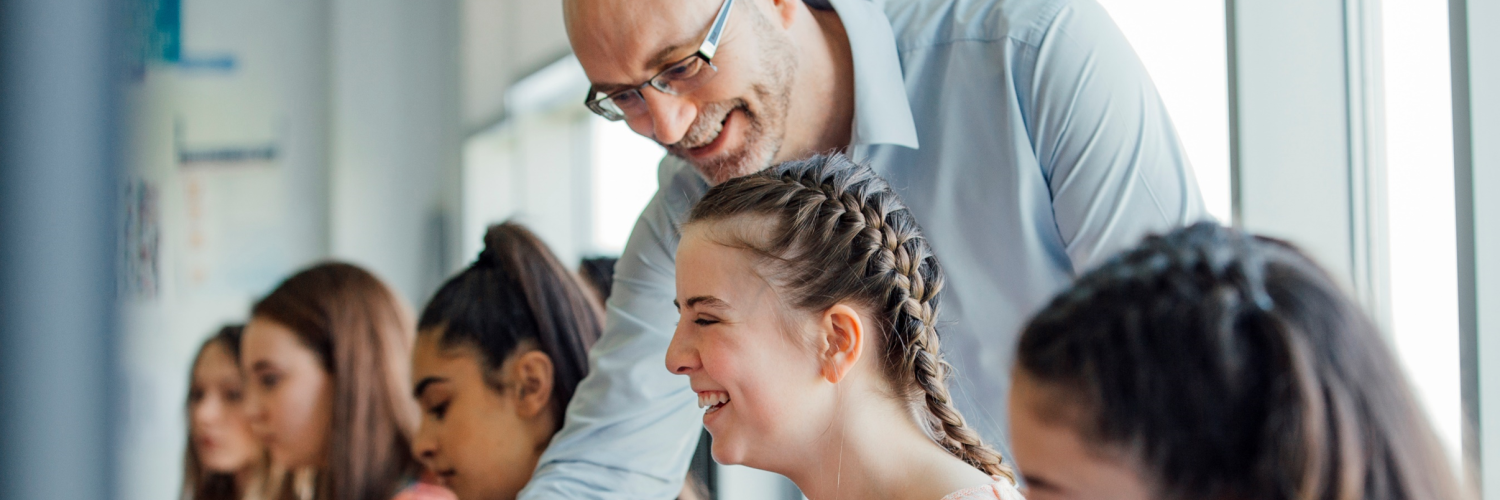 Lehrer unterrichtet Schülerinnen und Schüler in einem Klassenzimmer