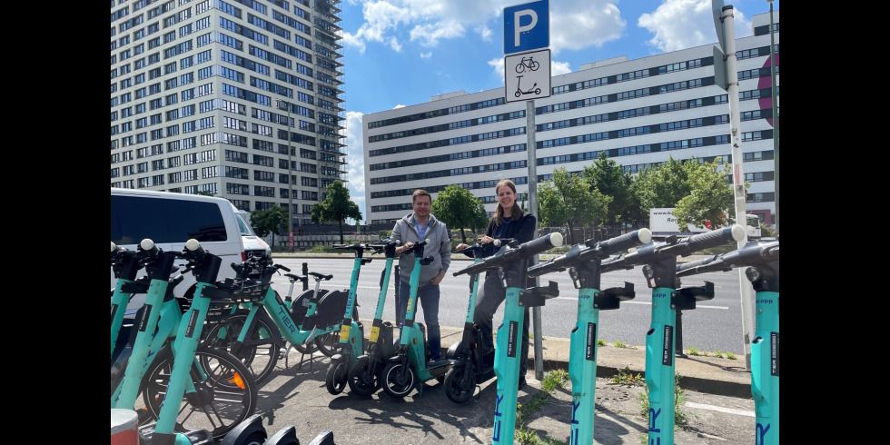 2022-06-07 Martin Schaefer und Anna Weigl auf einer Abstellfläche für E-Roller an der Frankfurter Allee