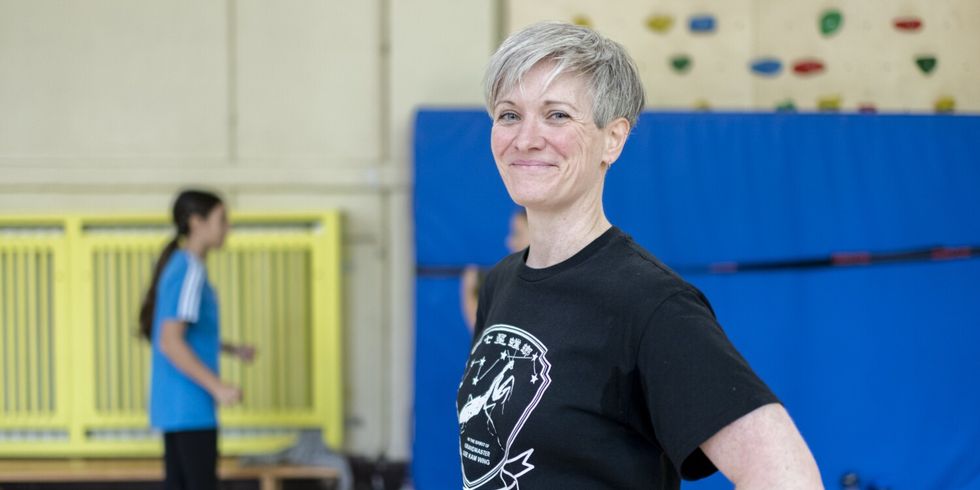 Julia Brasch, gibt als Trägerin der 2. schwarzen Schärpe, Kung Fu und seit 1995 des 1. Dan, Taekwondo, als Kampfsportexpertin ihr Wissen weiter